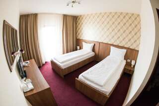 Отель Hotel La Strada Плоешти Двухместный номер с 2 отдельными кроватями-2