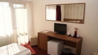 Отель Hotel La Strada Плоешти Двухместный номер с 2 отдельными кроватями-1